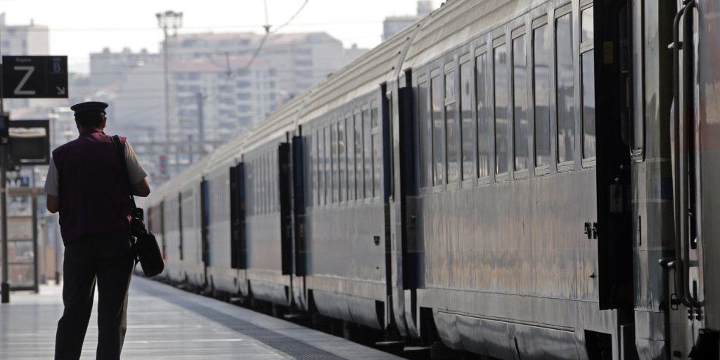 Elle prend son train